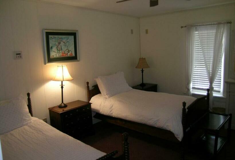 适合残疾人使用的标准间, Emilyville Inn