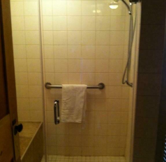 غرفة قياسية لذوى الاحتياجات الخاصة, Emilyville Inn