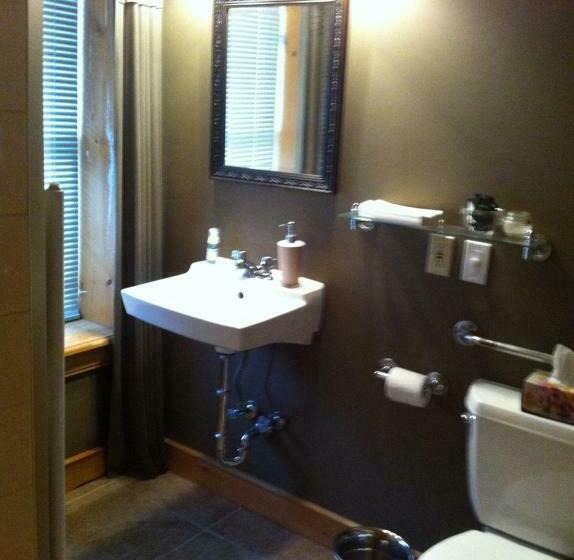 غرفة قياسية لذوى الاحتياجات الخاصة, Emilyville Inn