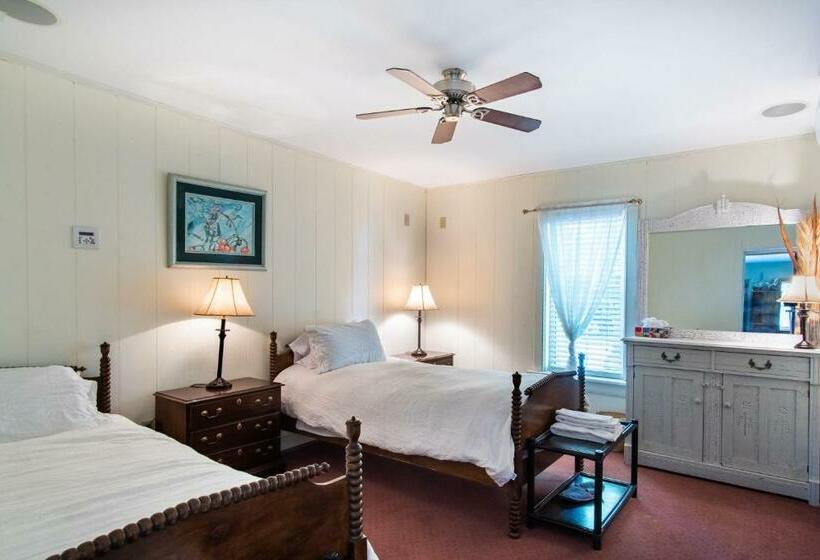 غرفة قياسية لذوى الاحتياجات الخاصة, Emilyville Inn