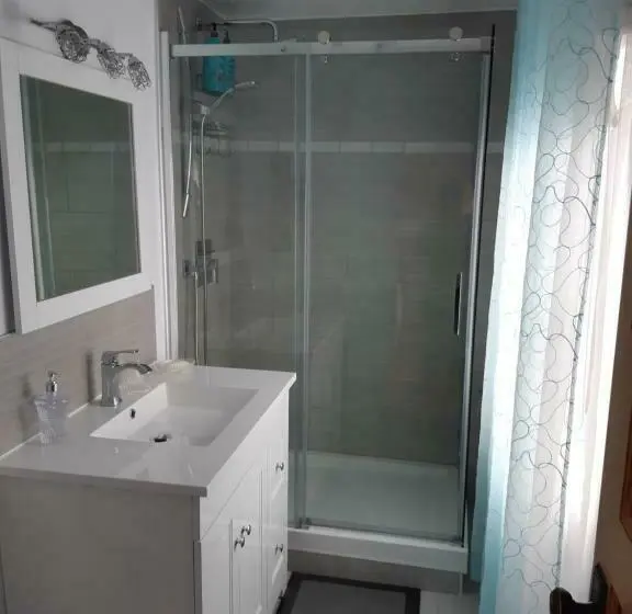 اتاق استاندارد با چشم‌انداز دریا, Auberge Gite Maison Des Lilas