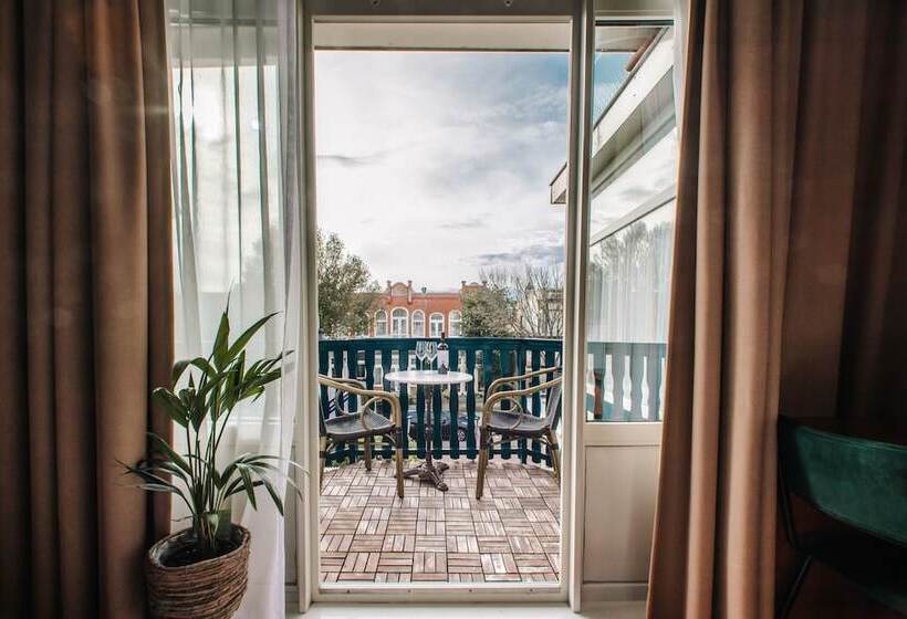 غرفة قياسية مزوَّدة بشُرفة, Keur