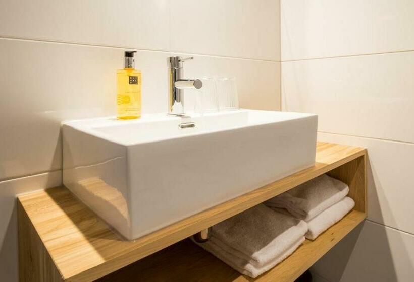 חדר בסיסי, Ludiek Eten En Slapen