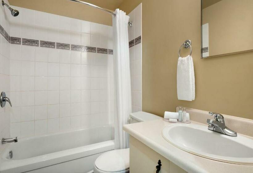 غرفة قياسية سرير كينج, Travelodge By Wyndham Edson