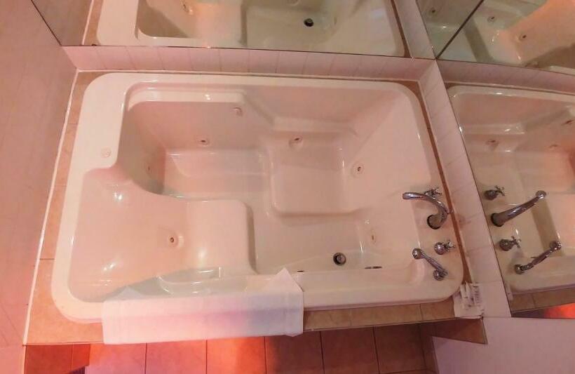 带大床的套房, Motel Granby