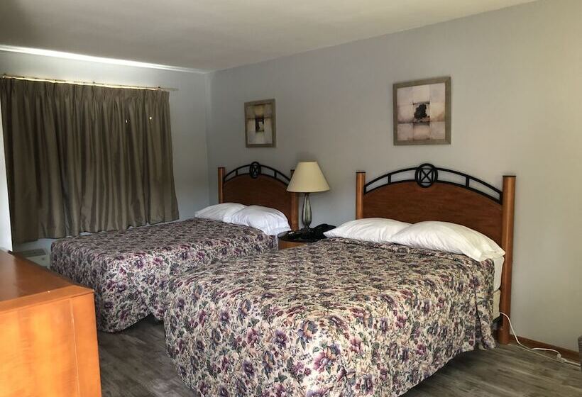 带2个双人床的标准工作室, Knights Inn Cobourg
