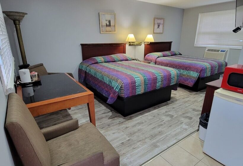 带2个双人床的标准工作室, Knights Inn Cobourg