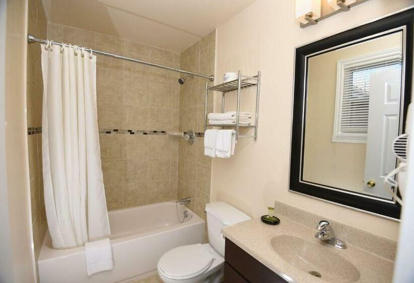 キングサイズベッドのスタンダードルーム, Nipissing Inn