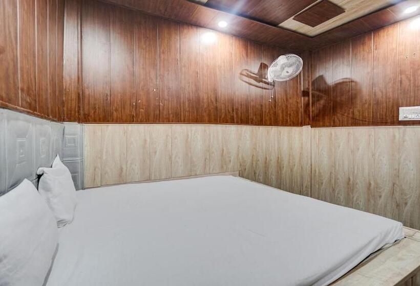 اتاق کلاسیک سه تخته, Oyo Hotel Aryawart Galaxy