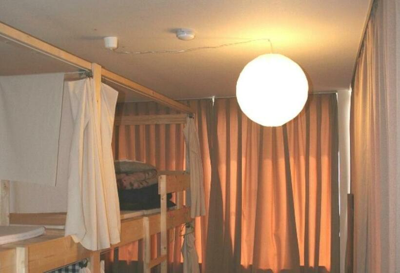 اتاق استاندارد چهارنفره با سرویس بهداشتی مشترک, Travellersdou Kirinya