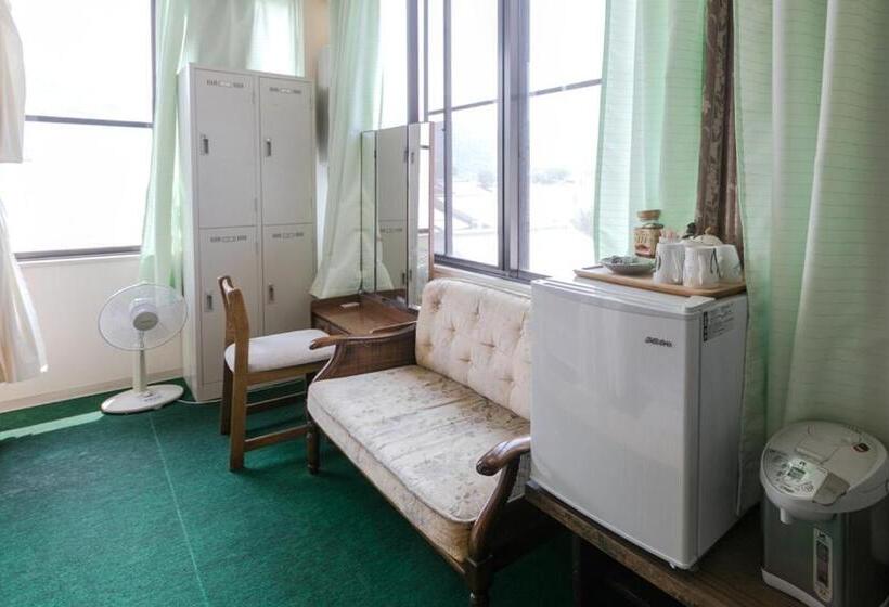 اتاق استاندارد چهارنفره با سرویس بهداشتی مشترک, Travellersdou Kirinya