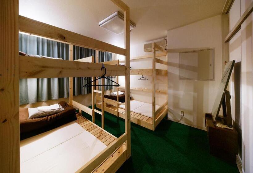 Номер Стандарт Четырехместный Совместный Санузел, Travellersdou Kirinya