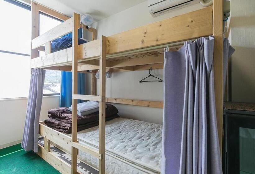 اتاق استاندارد چهارنفره با سرویس بهداشتی مشترک, Travellersdou Kirinya