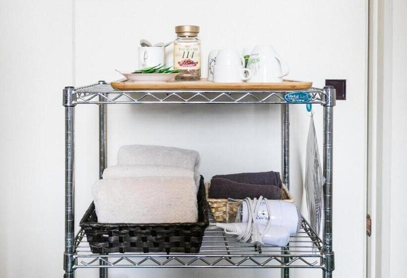 اتاق استاندارد چهارنفره با سرویس بهداشتی مشترک, Travellersdou Kirinya