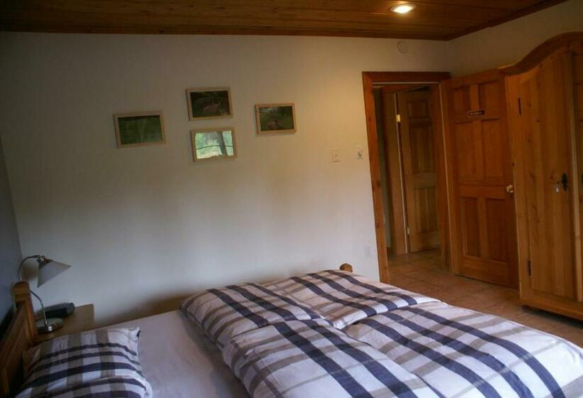 Standard Szoba King Size Bed, Alpenglow Bed And Breakfast