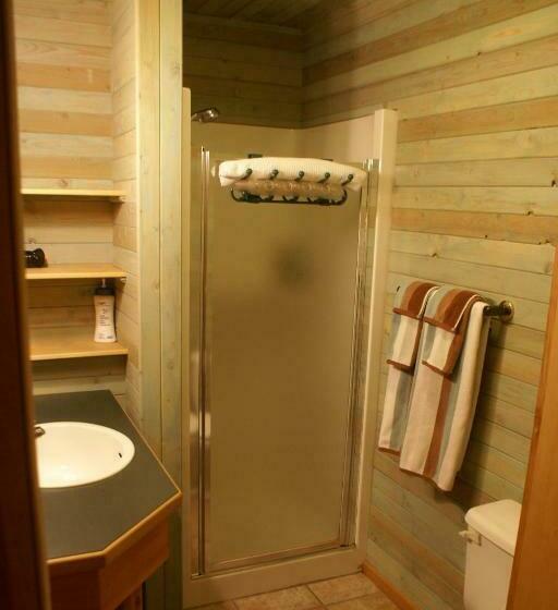 Standard Szoba King Size Bed, Alpenglow Bed And Breakfast