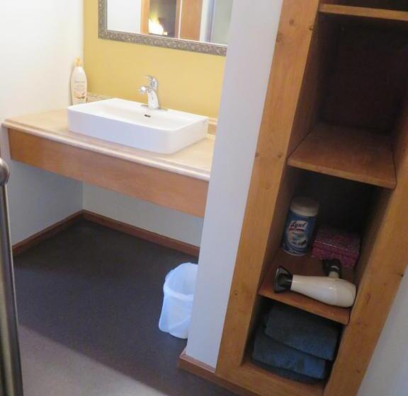 Standard Szoba King Size Bed, Alpenglow Bed And Breakfast