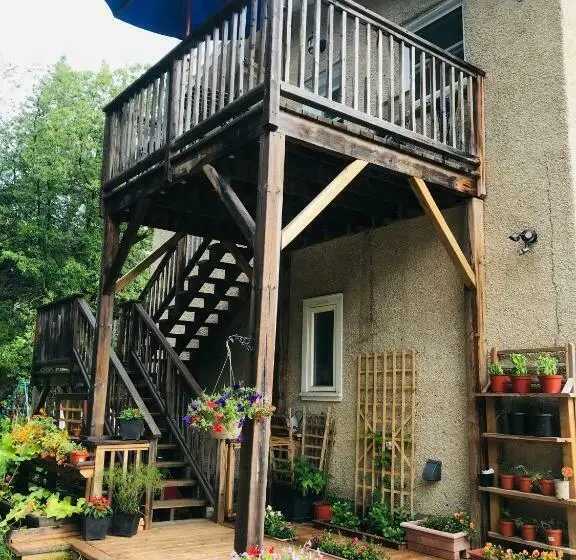 スタンダードスタジオ, Auberge De Mon Petit Chum B&b