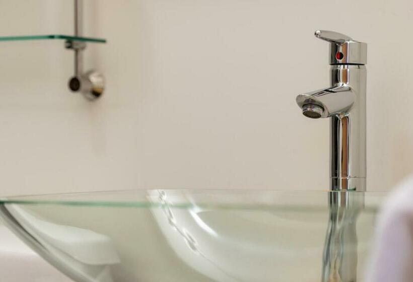 חדר סטנדרט עם מיטת קווין, Canyon Ridge Lodge