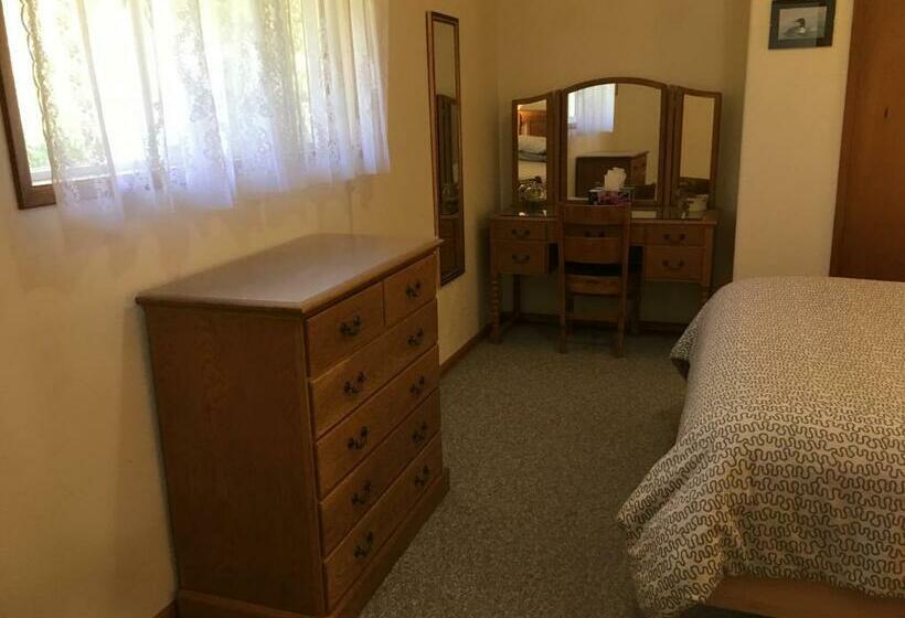 スタンダードルーム, Moon And Sixpence