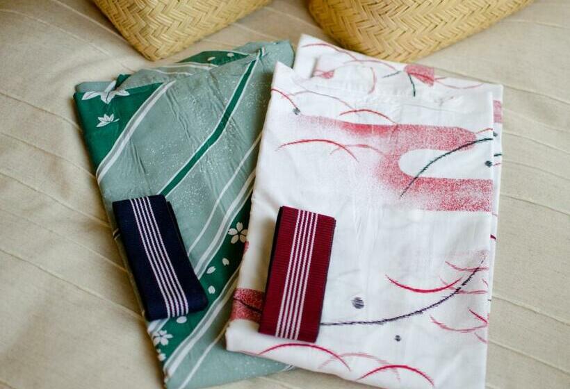 غرفة عائلية, Folkloro Hanamakitowa