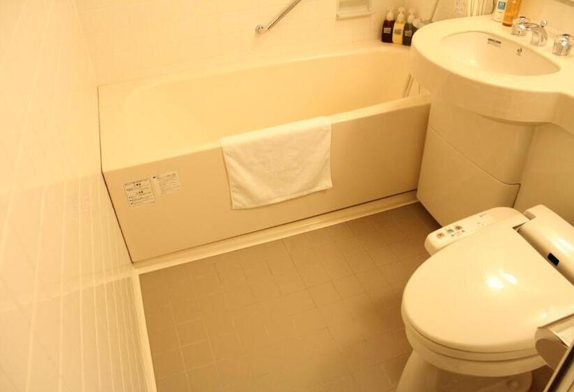 标准三人间, Saika