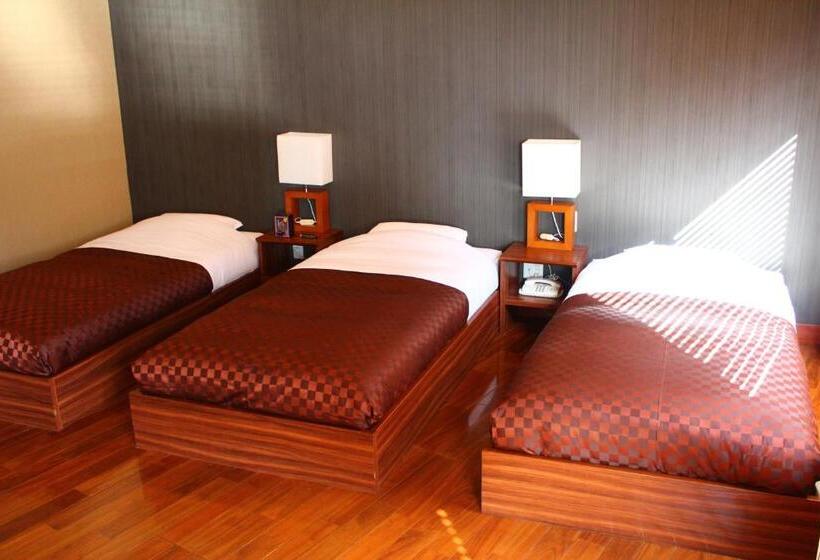 标准三人间, Saika