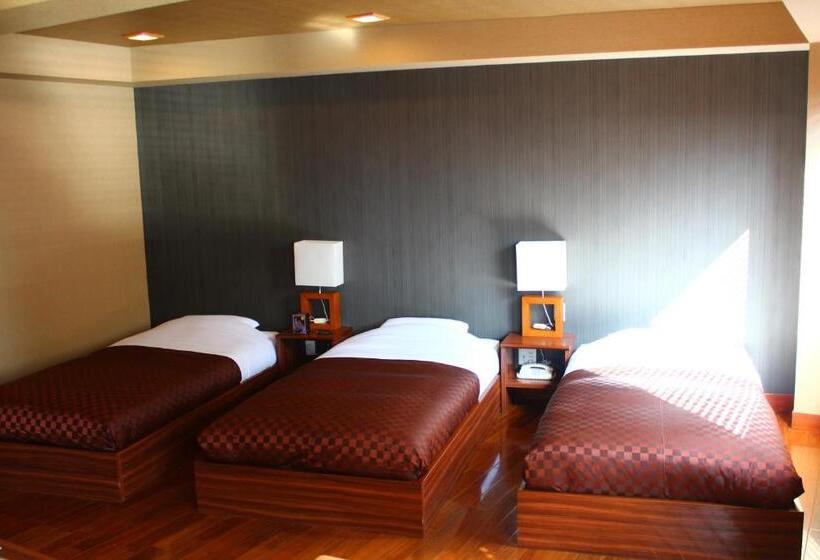 标准三人间, Saika