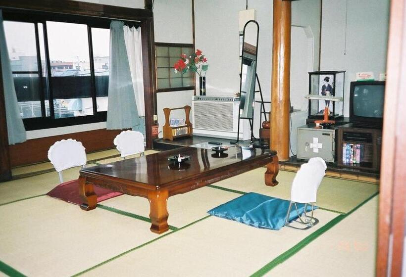 חדר סטנדרט לשלושה עם חדר אמבטיה משוף, Komecho Ryokan