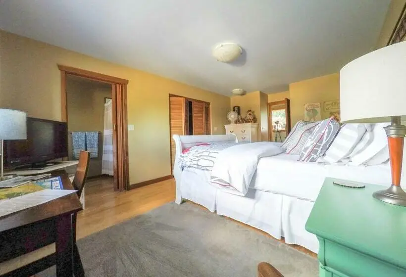 اتاق استاندارد, Money Pennies Bed And Breakfast