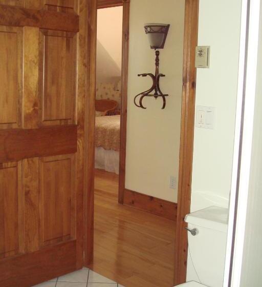 جناح, Boathouse Country Inn