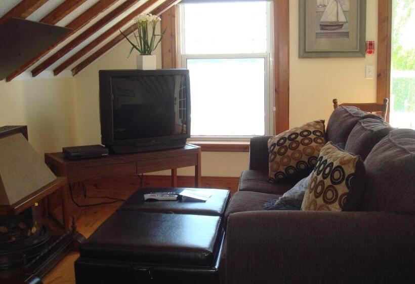 جناح, Boathouse Country Inn