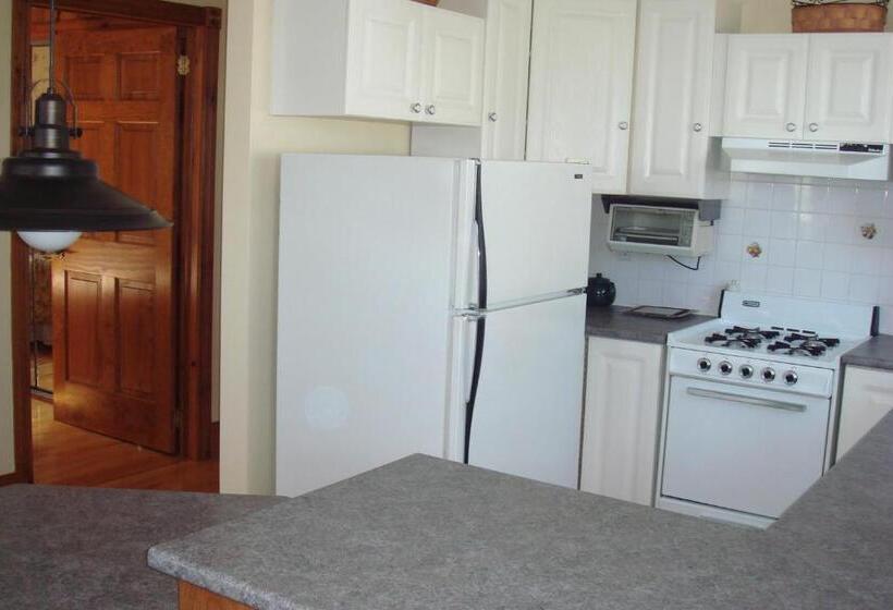 جناح, Boathouse Country Inn