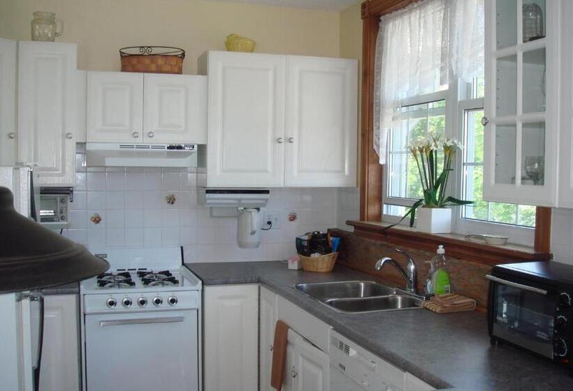 جناح, Boathouse Country Inn