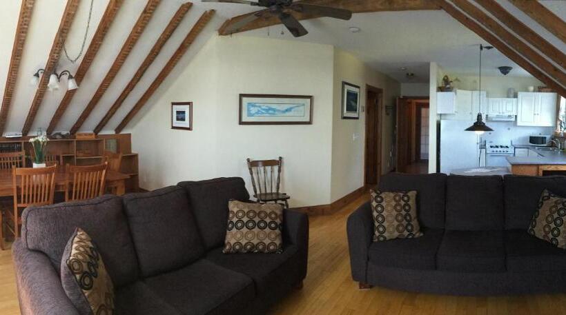 جناح, Boathouse Country Inn