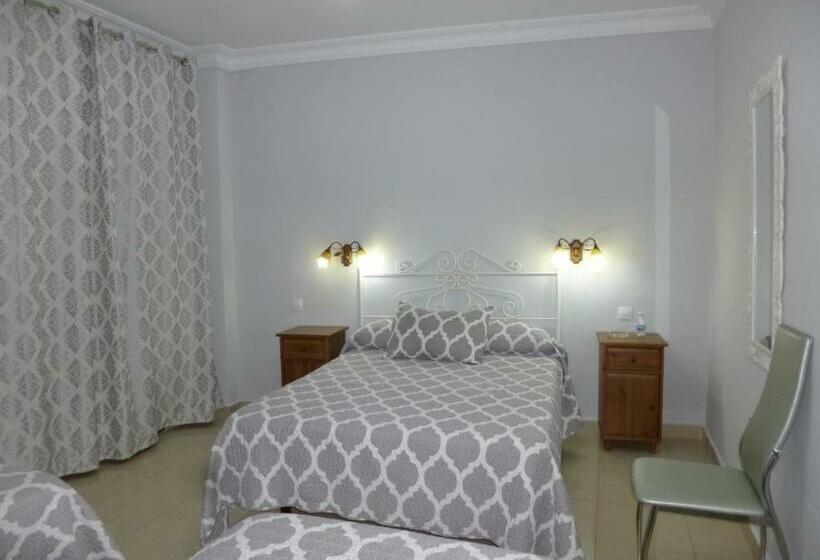 חדר סטנדרט לשלושה, Hostal Virgen Del Rocio