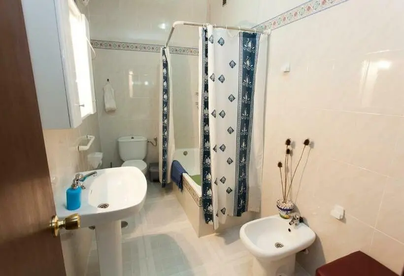 バスルーム共同エコノミー4人部屋, Extrenatura Alojamiento Albergue   Hostel