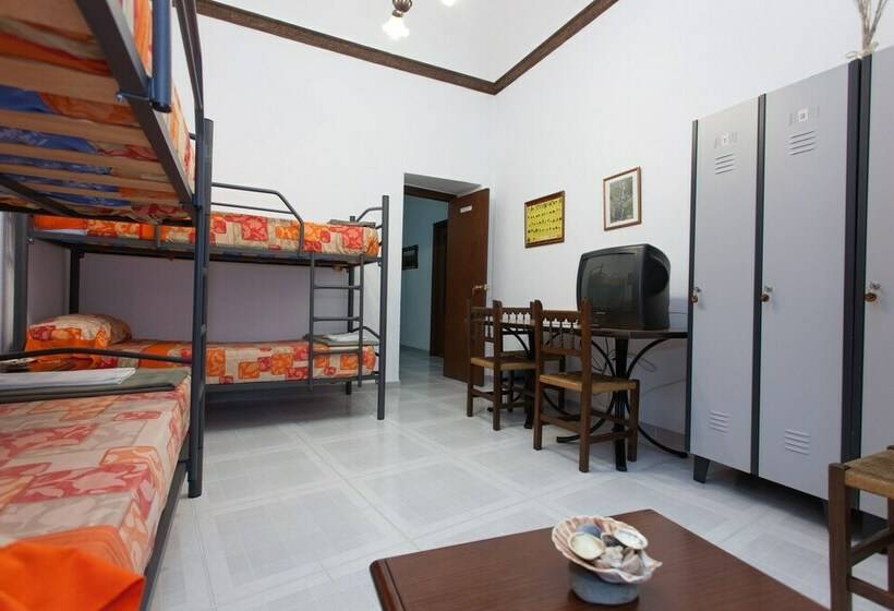 מיטה בחדר מעונות עם מקלחת משותפת, Extrenatura Alojamiento Albergue   Hostel