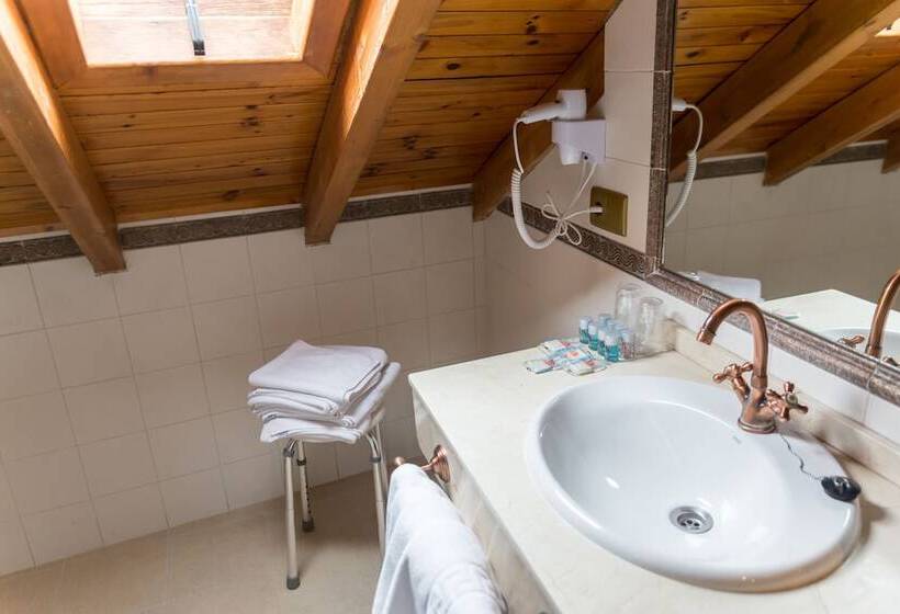 חדר סטנדרט לשלושה, Ambasmestas