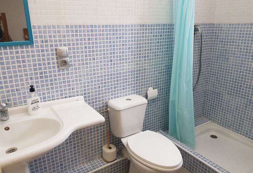 标准三人间, La Llar De Laura