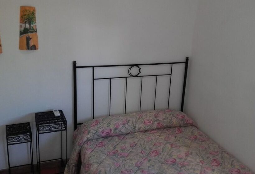 标准三人间, La Llar De Laura