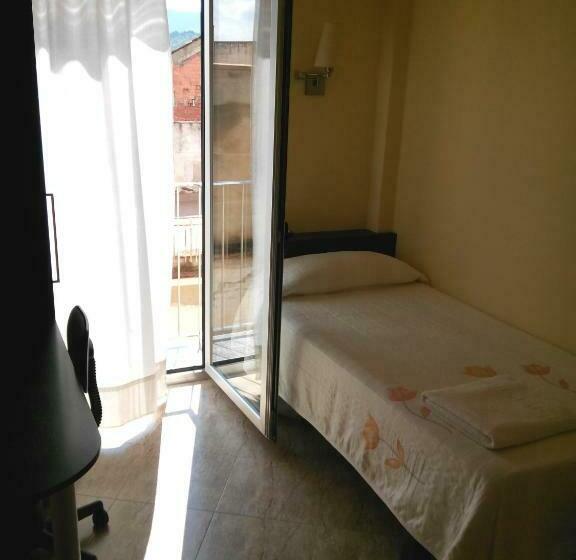 Номер Стандарт Индивидуальный, Hostal Sant Sadurní