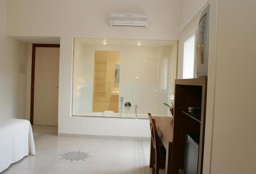 스탠다드 룸, Cal Naudi