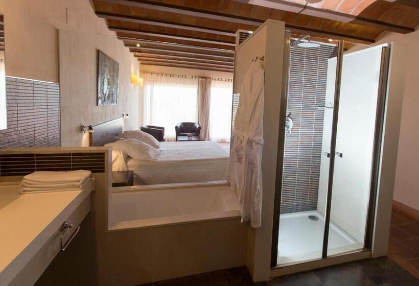 주니어 스위트, Cal Naudi