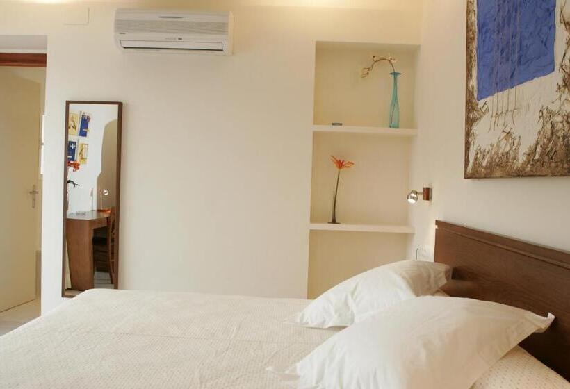 주니어 스위트, Cal Naudi