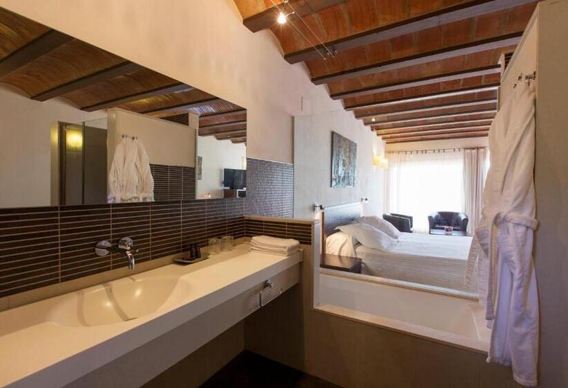 주니어 스위트, Cal Naudi