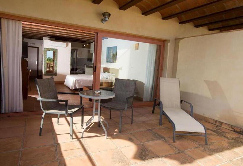 주니어 스위트, Cal Naudi