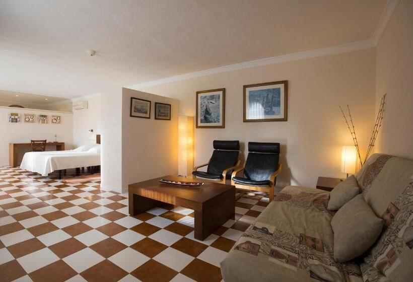 주니어 스위트, Cal Naudi