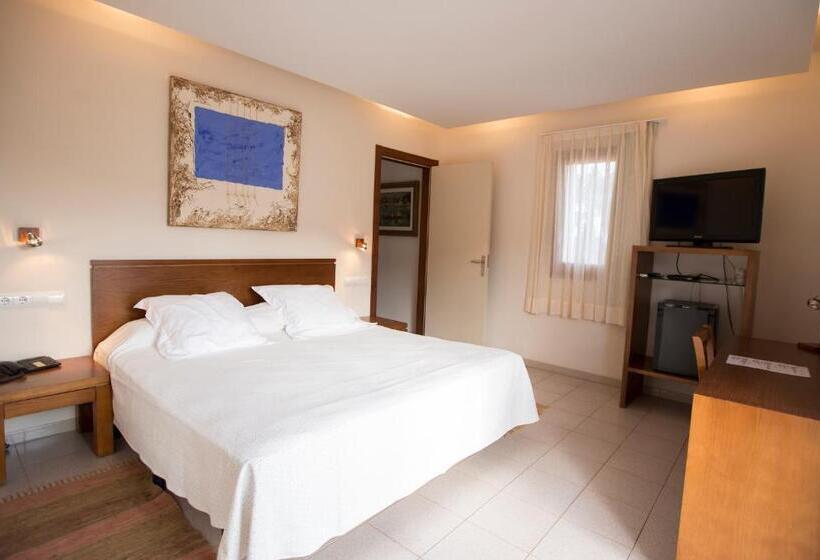 주니어 스위트, Cal Naudi