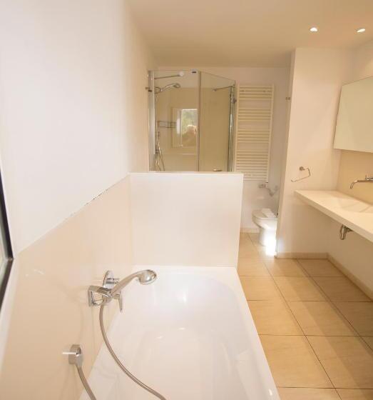 주니어 스위트, Cal Naudi